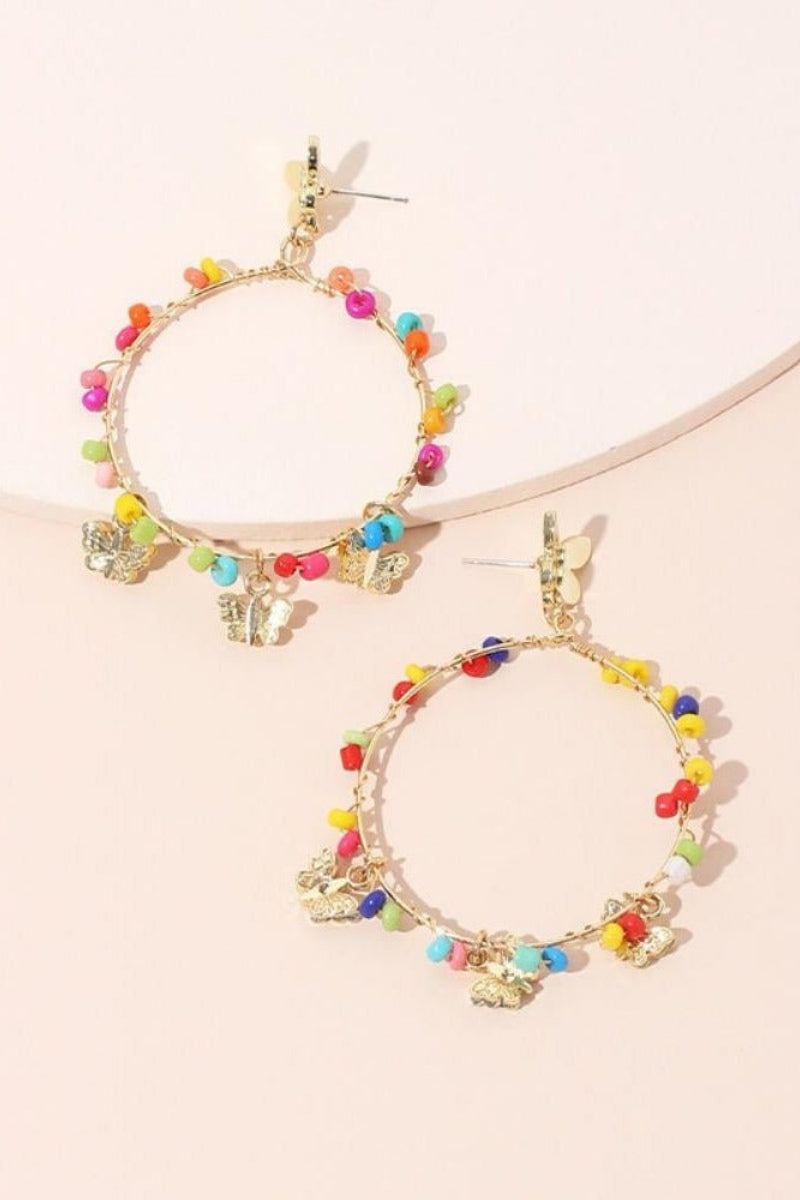 Boucles d'oreilles créoles « Myra » avec perles arc-en-ciel et motif papillon