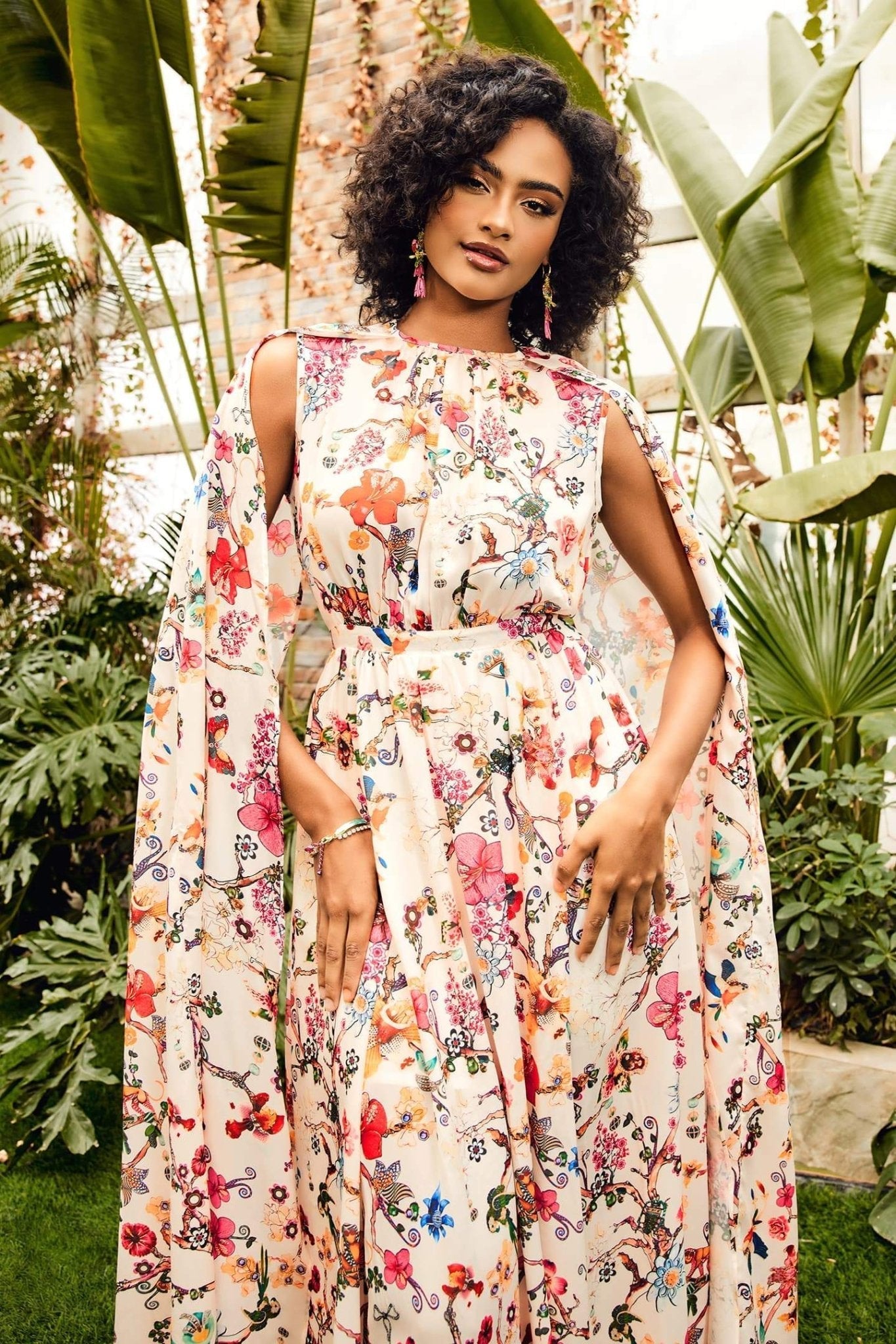 Nola Maxikleid mit Rundhalsausschnitt und Cape-Ärmeln