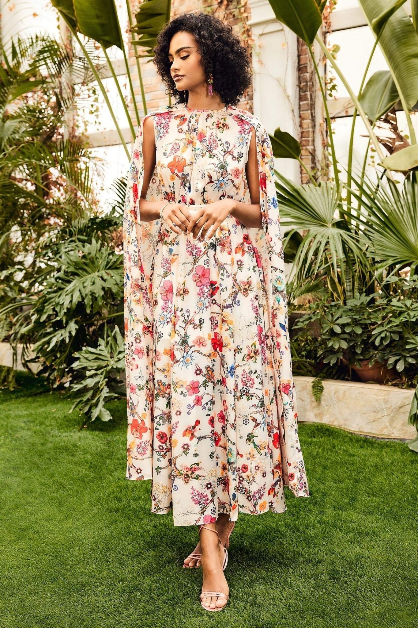 Nola Maxikleid mit Rundhalsausschnitt und Cape-Ärmeln