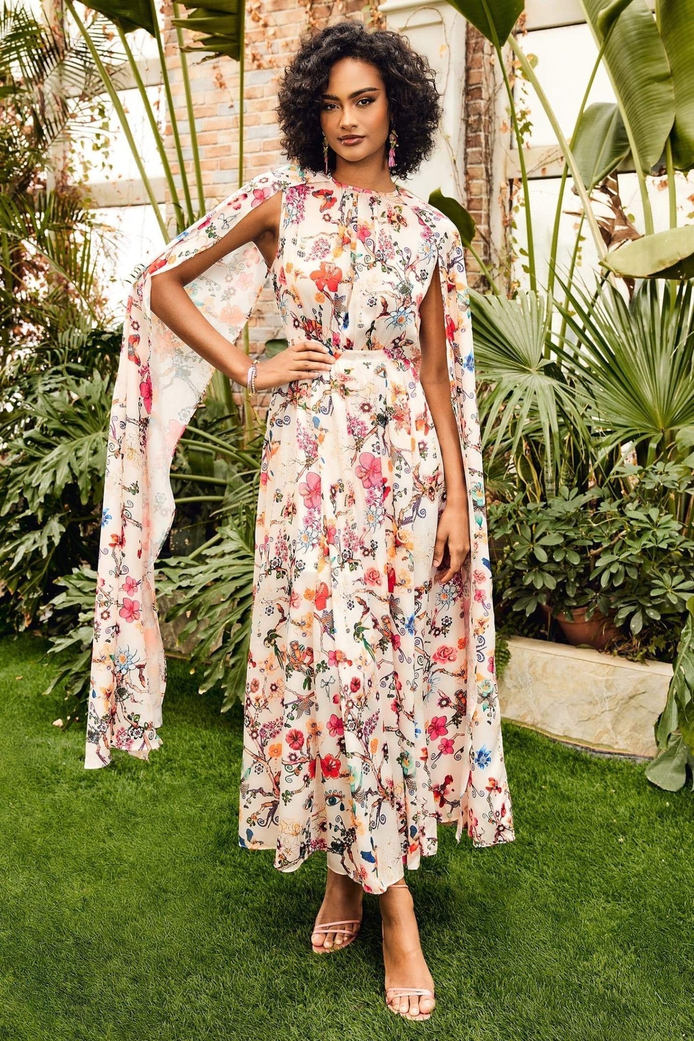 Nola Maxikleid mit Rundhalsausschnitt und Cape-Ärmeln