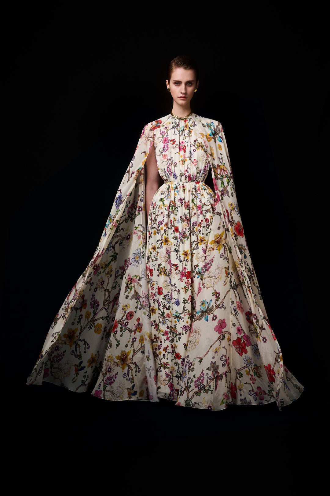 Nola Maxikleid mit Rundhalsausschnitt und Cape-Ärmeln