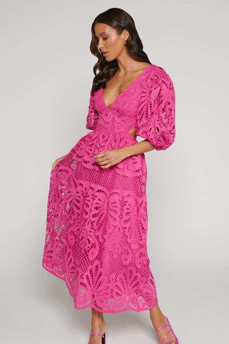 Sandra – Midikleid mit Cut-outs und Stickereien aus Spitze