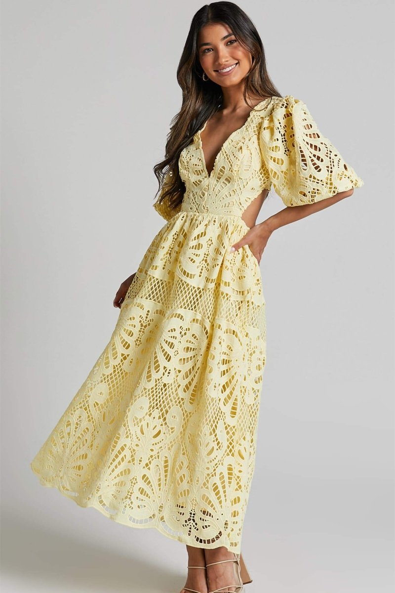Sandra – Midikleid mit Cut-outs und Stickereien aus Spitze